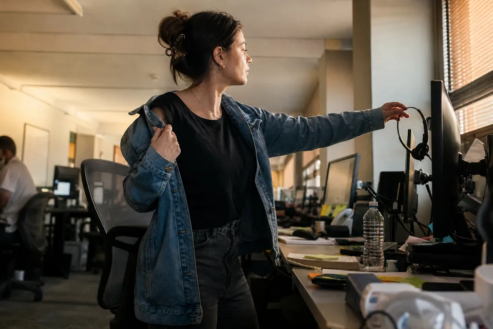 Support agent hanging up her headset at the end of a shift